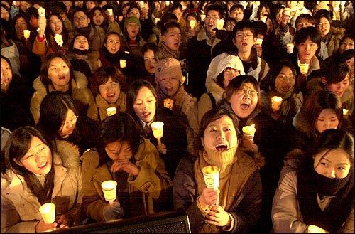 13일 저녁 광화문에서 열린 윤도현밴드 촛불콘서트에서 시민들이 열광하고 있다. 